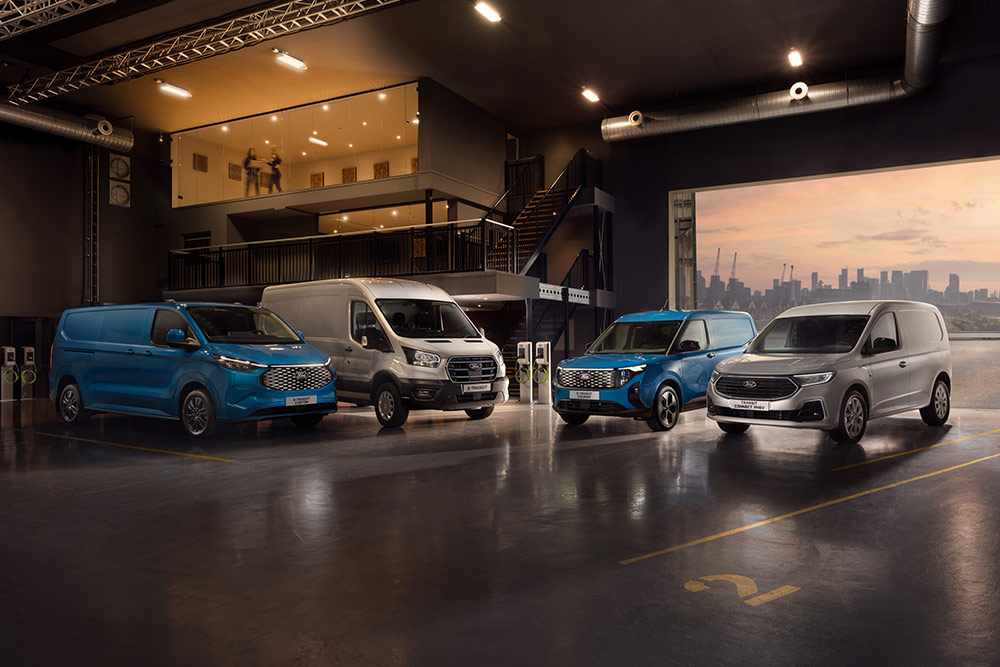 Plusieurs fourgons Ford Transit, Transit Custom, Transit Connect et Transit Courier dans un atelier.