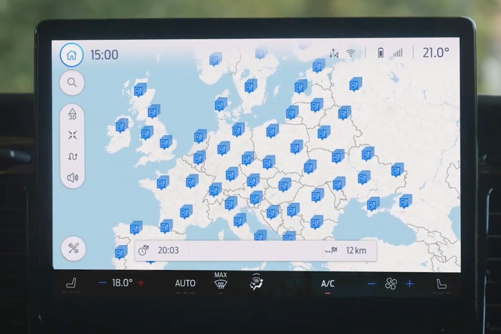 L’écran multifonction affiche une carte de l’Europe avec indications des stations de recharge BlueOval