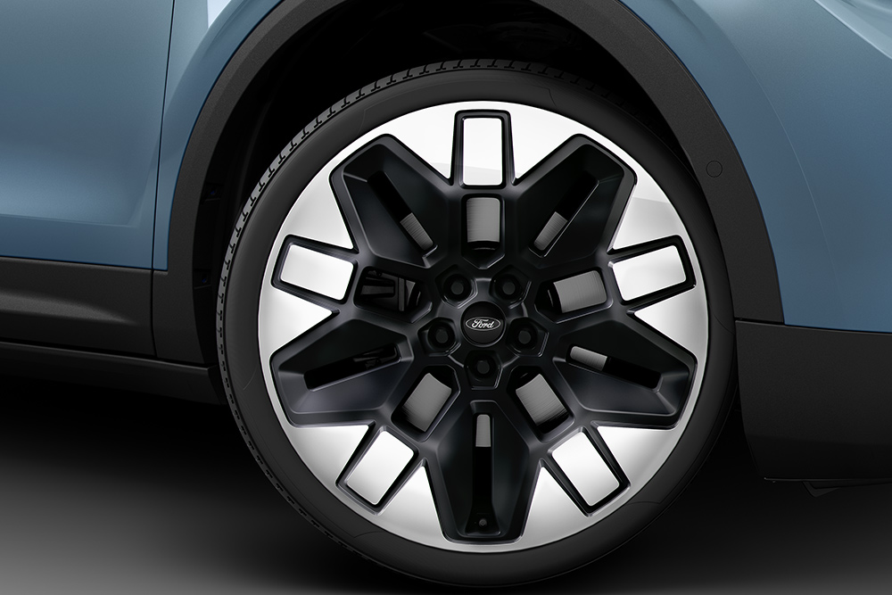 Gros plan de la roue d'un véhicule électrique Ford.