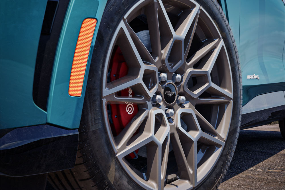 Gros plan de la Ford Mustang Mach-E montrant les jantes en alliage 20" en fonte d’aluminium Carbonised Grey.