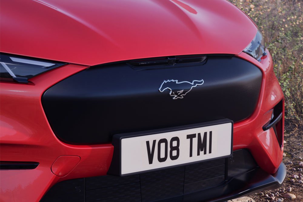 Gros plan du pare-chocs avant d’une Mustang Mach-E GT Rally de couleur Race Red.