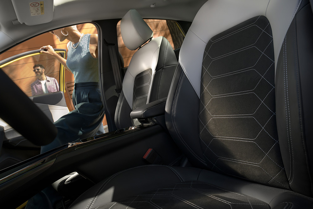 Un gros plan sur les sièges ergonomiques noirs et gris dans la Ford Puma Gen-E® électrique.