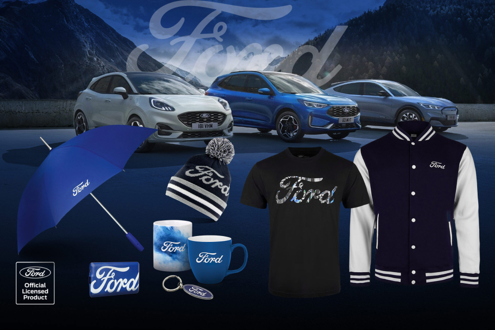 Une collection de produits dérivés Ford présentant divers véhicules Ford à l’arrière-plan, avec un parapluie, des mugs et des articles vestimentaires siglés Ford.