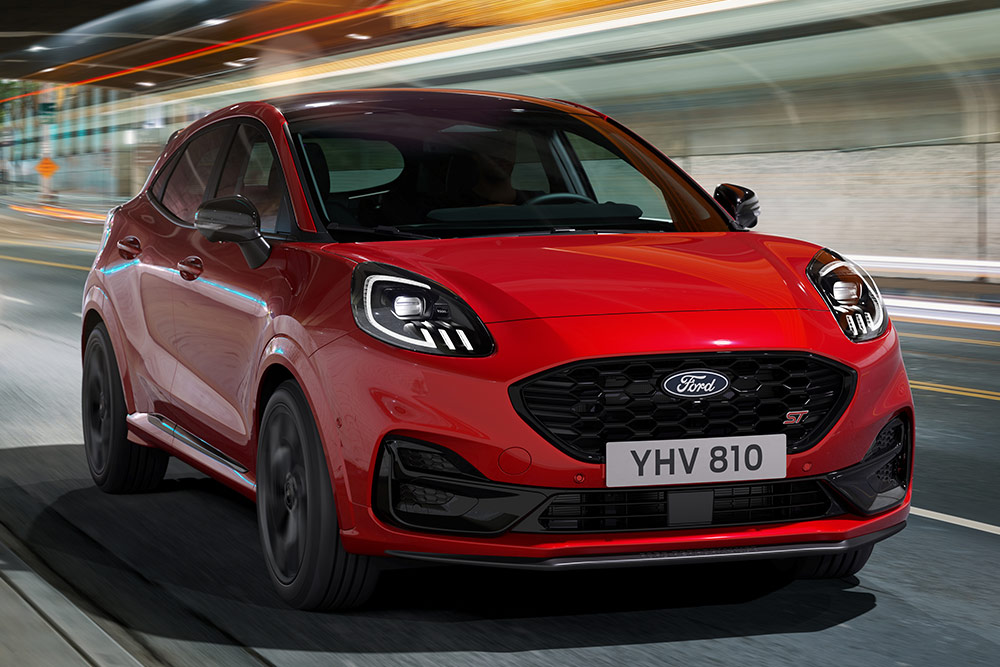 Nouveau Ford Puma ST rouge, vue de face en conduite.