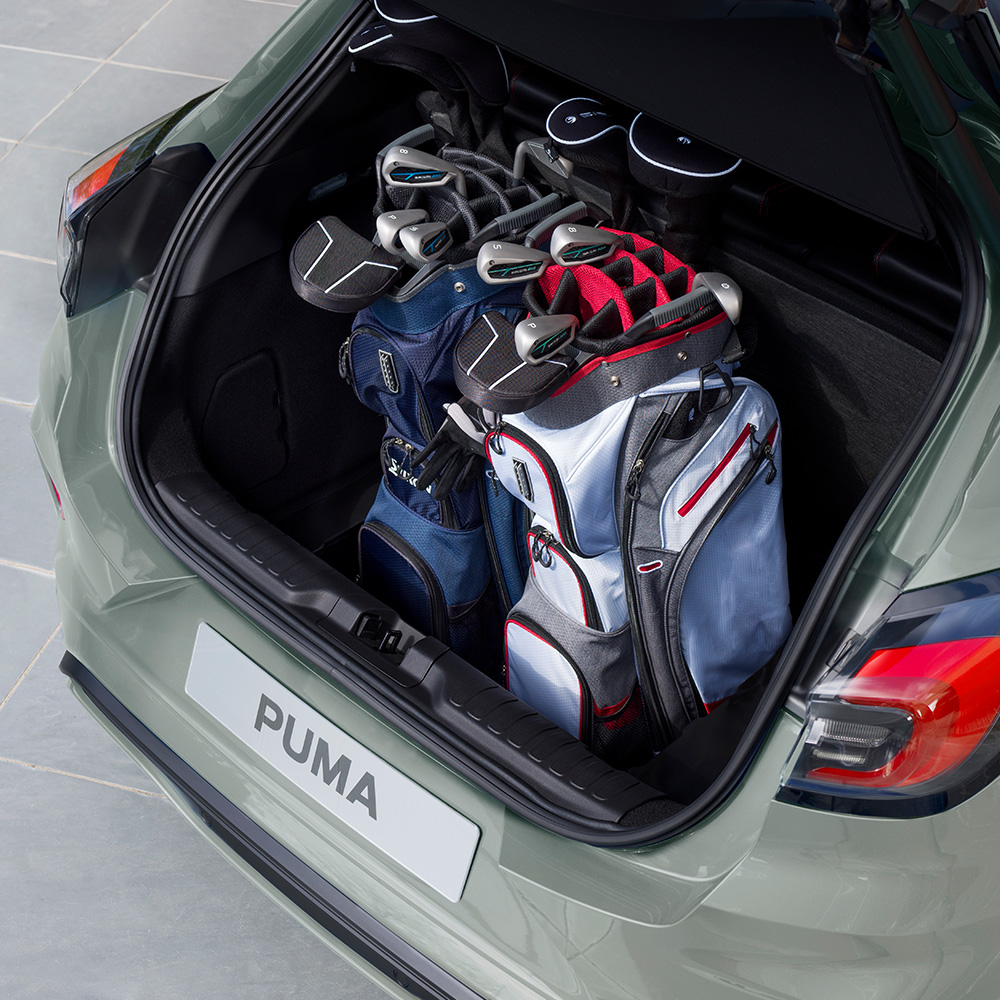 Espace de chargement du nouveau Ford Puma avec équipement de golf.