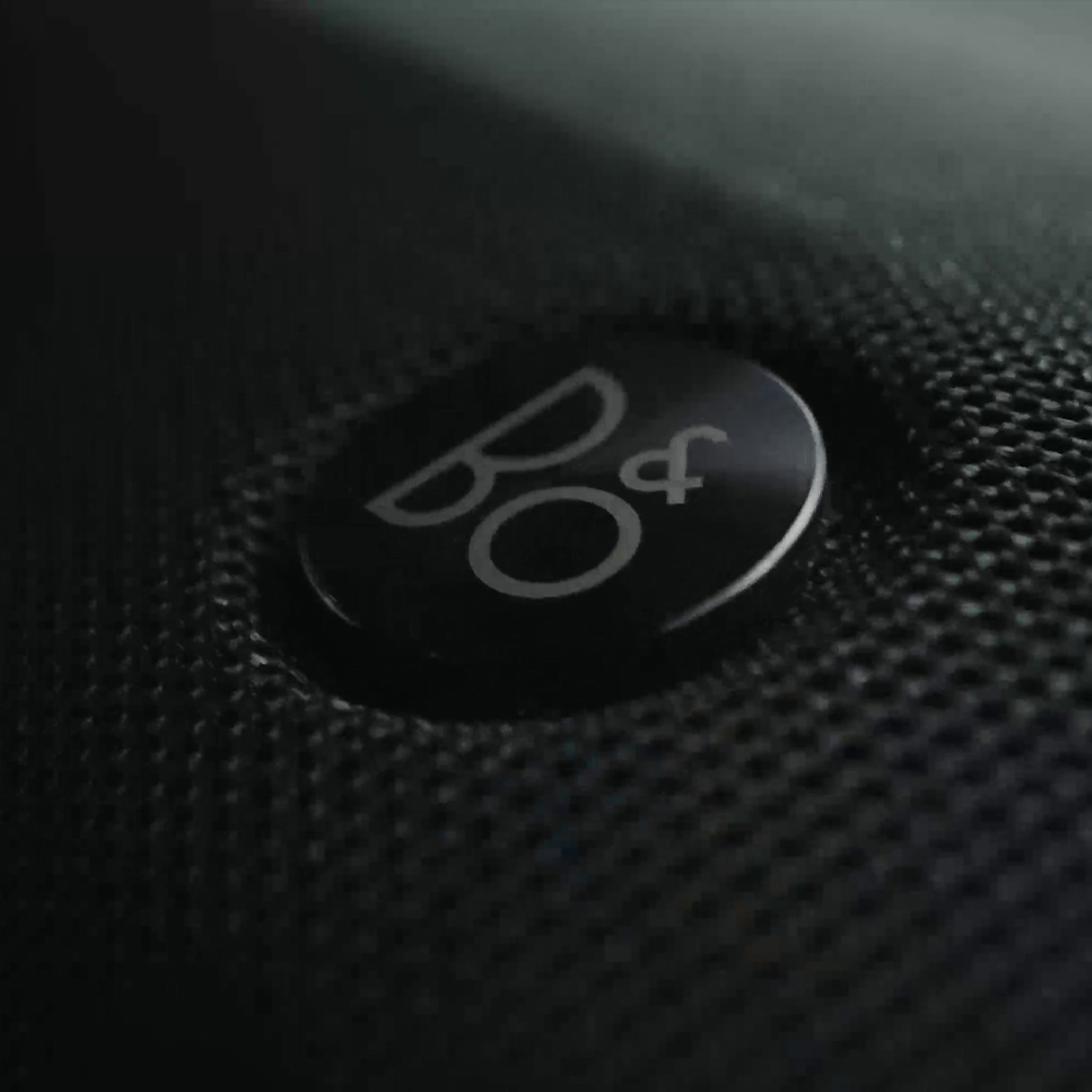 Logo B&O sur le système audio du véhicule.