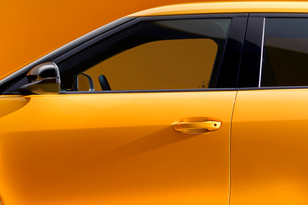 Vue latérale d'une porte de Ford Capri® jaune.