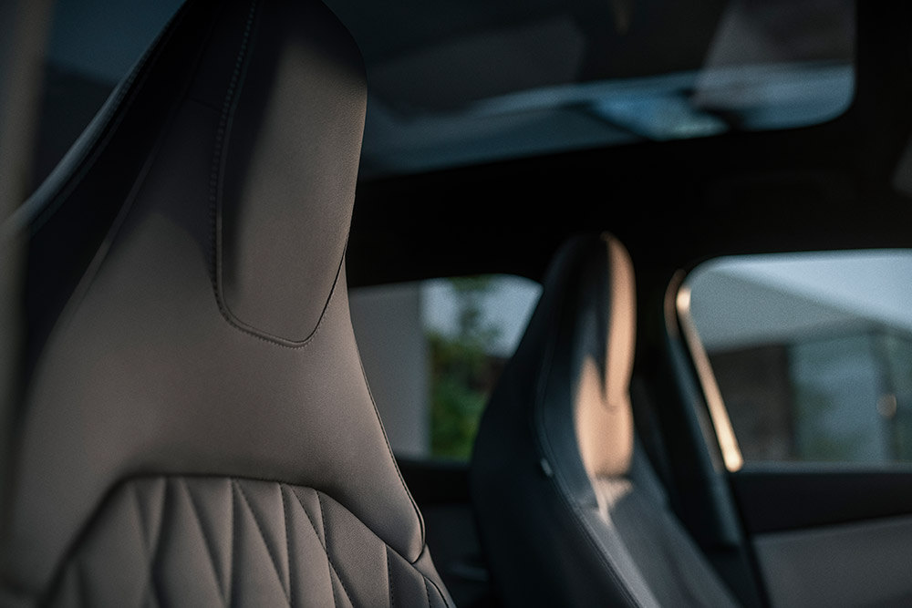 Gros plan sur les luxueux sièges noirs Sensico du Ford Explorer électrique.
