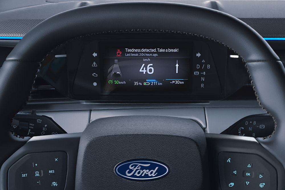 Tableau de bord numérique du Ford Explorer affichant la fonction Alerte Conducteur.
