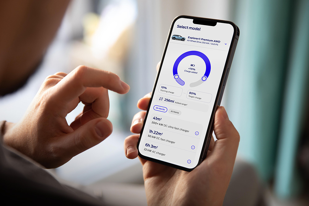Un téléphone portable présentant l'outil numérique Ford de calcul d'autonomie électrique et de recharge.