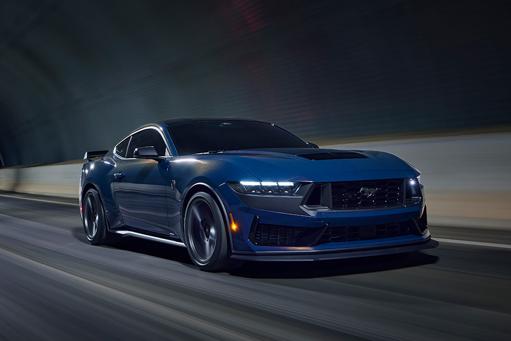 Une voiture de sport Ford Mustang couleur Vapor Blue traversant un tunnel.