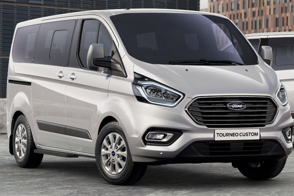 Ford Transit Custom, couleur argent, parqué. Vue avant aux trois quarts.