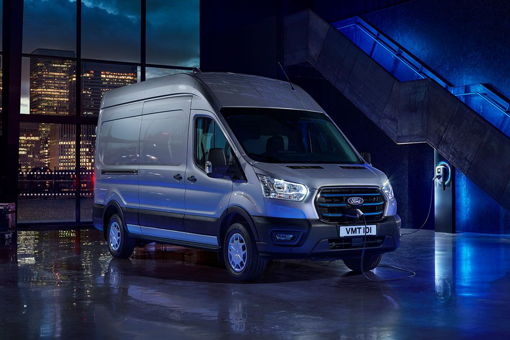 Ford E-Transit Fourgon garé près d'un point de recharge au dépôt.