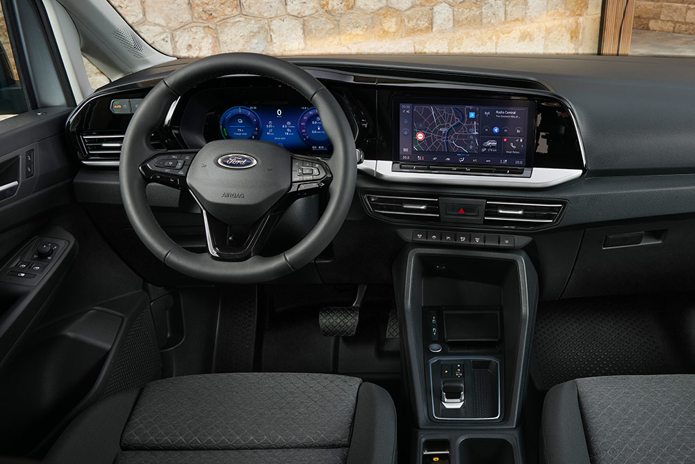 Intérieur du Ford Transit Connect montrant le tableau de bord, le volant, le combiné d'instruments et l'écran tactile de 10 pouces.