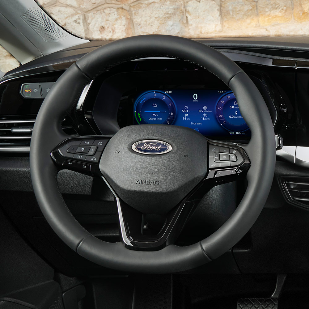 Intérieur du Ford Transit Connect avec volant et tableau de bord numérique de 10 pouces.
