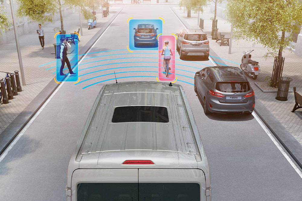 Fourgon Ford Transit doté de fonctionnalités de sécurité avancées détectant les piétons et les véhicules.