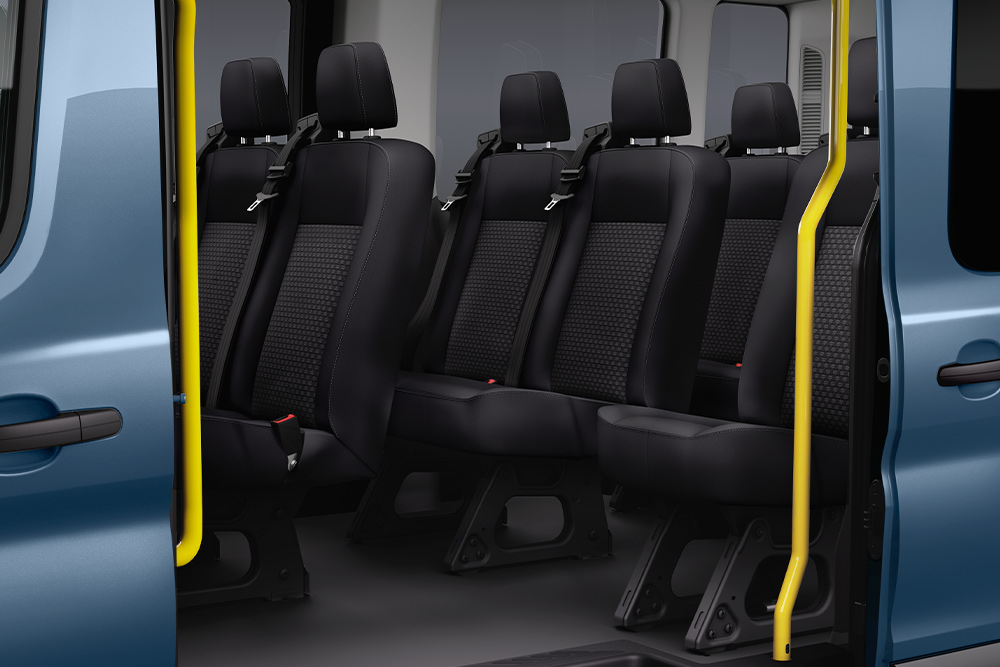 Vue des sièges passagers du Ford Transit Kombi à travers sa porte coulissante.