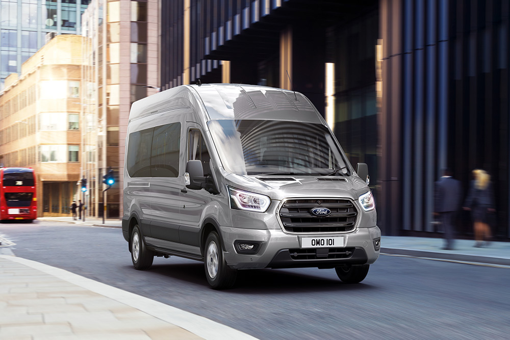 Ford Transit Kombi circulant en ville.