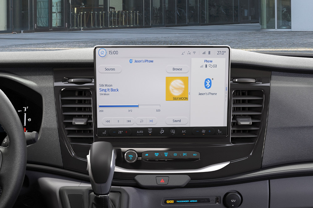 Tableau de bord avec écran tactile SYNC® 3 de 8 pouces dans le Ford Transit Kombi.