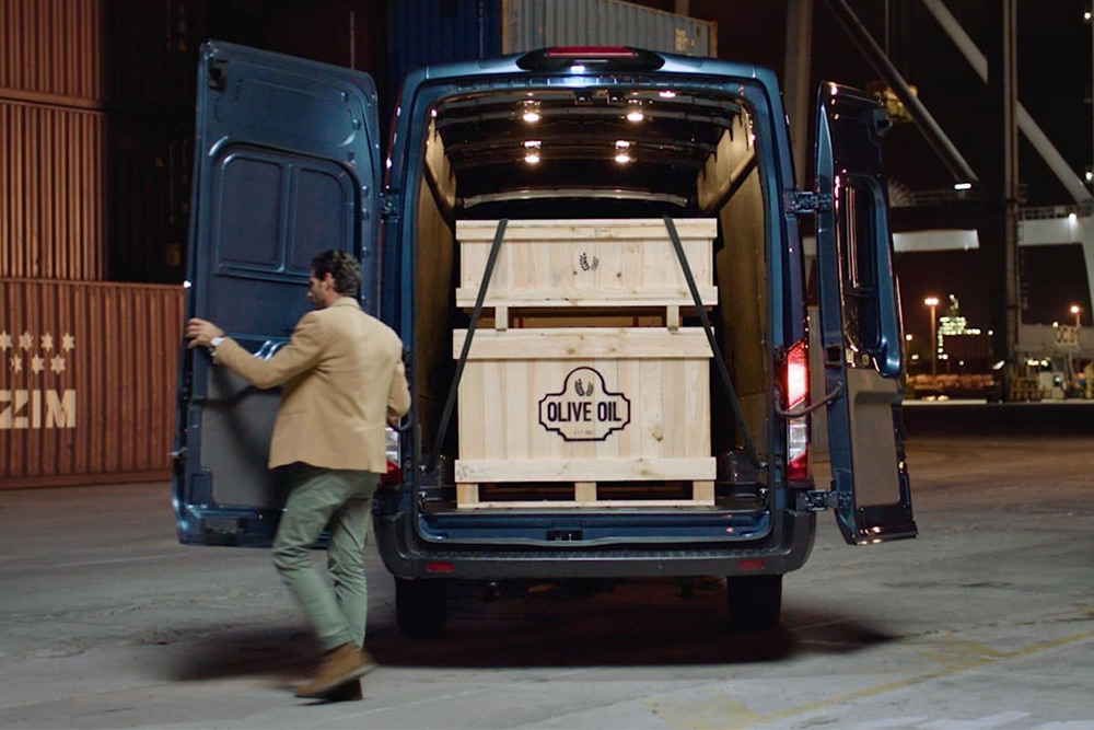 Un Ford Transit Fourgon avec ses portes arrière ouvertes et un chargement à l'intérieur.