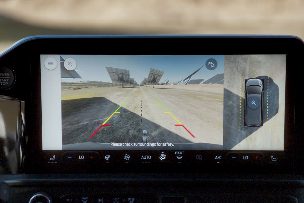 Vue intérieure d'un fourgon Ford Transit dont l'écran tactile central affiche la vue de la caméra à 360 degrés.