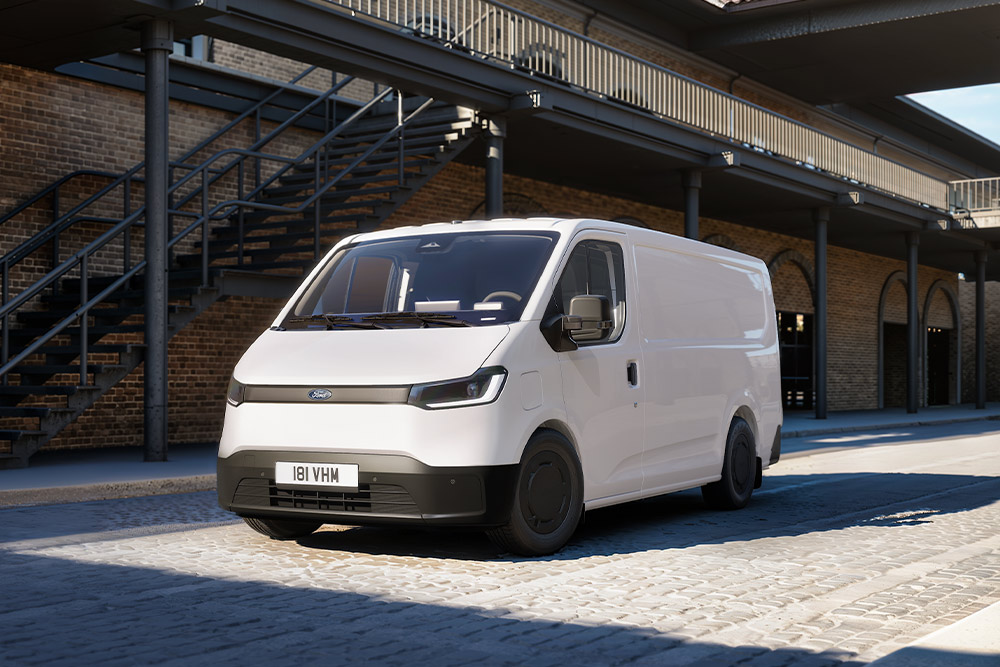 Ford Transit City® Fourgon L1 H1 blanc garé devant un bâtiment en briques.