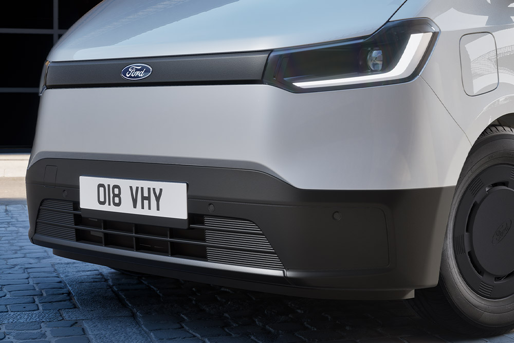 Les capteurs de stationnement avant sur un Ford Transit City® L2 H2 argenté.