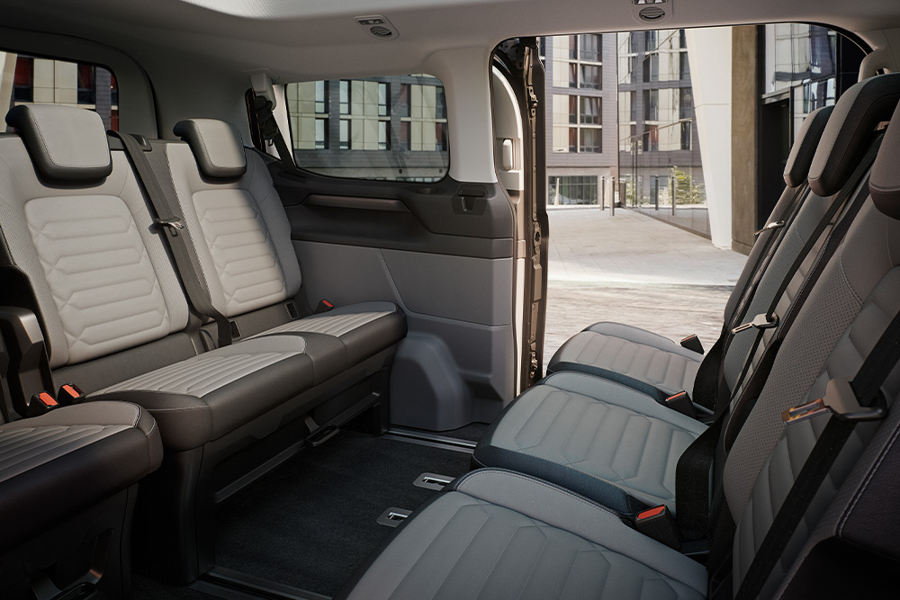 Vue intérieure d'un Ford Pro Transit, présentant ses sièges en cuir.