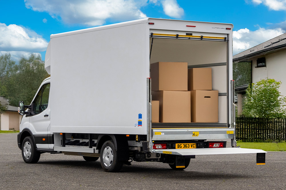 Vue arrière d'un châssis-cabine Ford Pro blanc converti en camion de livraison.