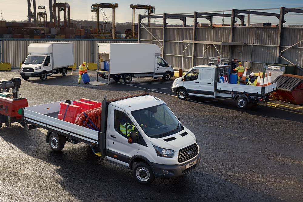 Un véhicule converti par Ford sur un chantier de construction.