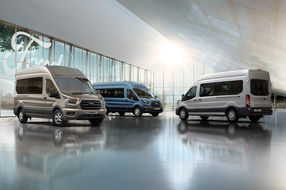 VIDÉO - Avantages de Ford Pro Telematics Essentials présentés alors qu'une camionnette argentée traverse différents environnements.