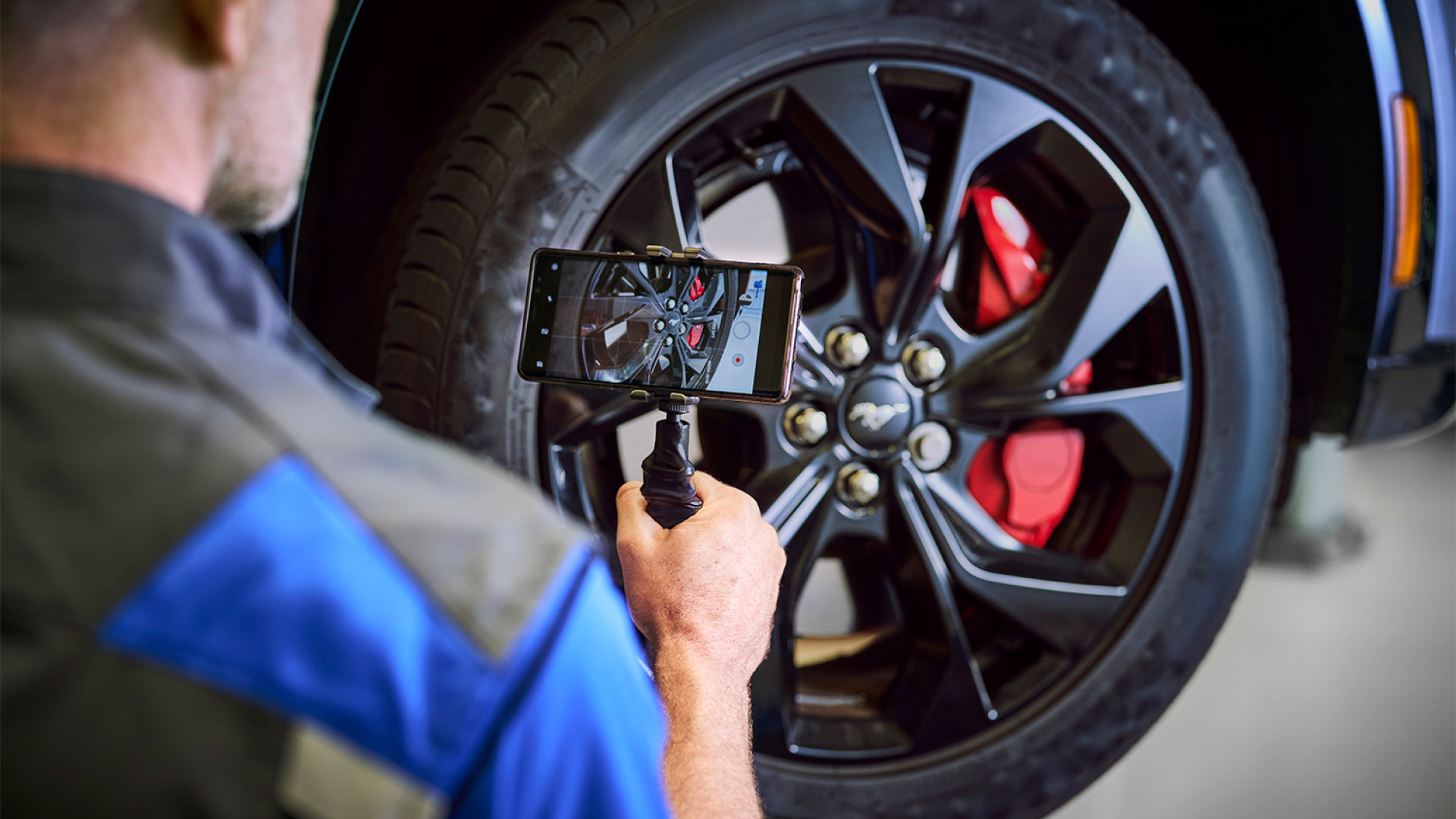 Technicien Ford inspectant la roue d'un véhicule