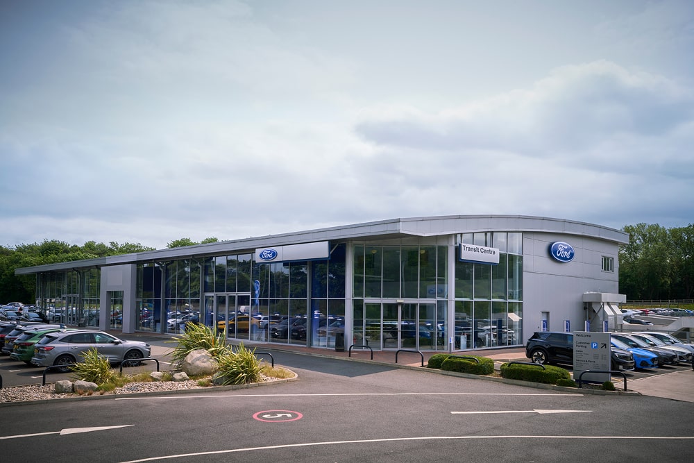 Vue extérieure de la façade d'une concession automobile Ford